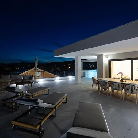 Aurea Kastela, Luxury With Rooftop Pool Villa *