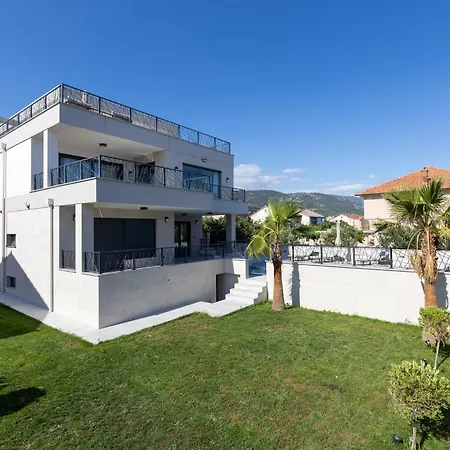 Villa Aurea Kastela, Luxury With Rooftop Pool