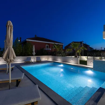Villa Aurea Kastela, Luxury With Rooftop Pool *